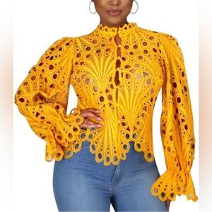 The Sang Yellow Eyelet Lace Blouse Puff Sleeve Scallop Hem Size Medium EUC